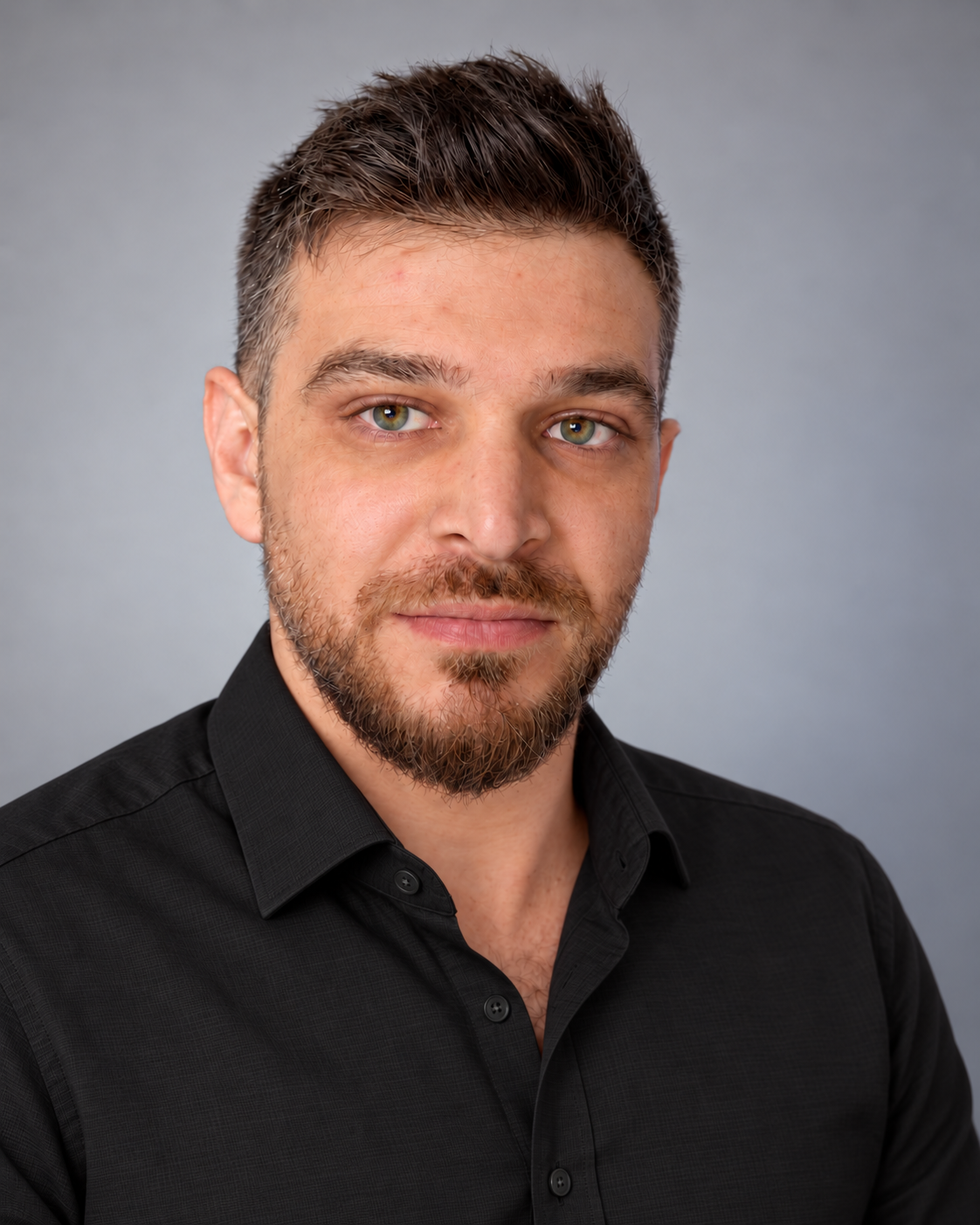 Porträt von Aysar Alatrash im schwarzen Hemd